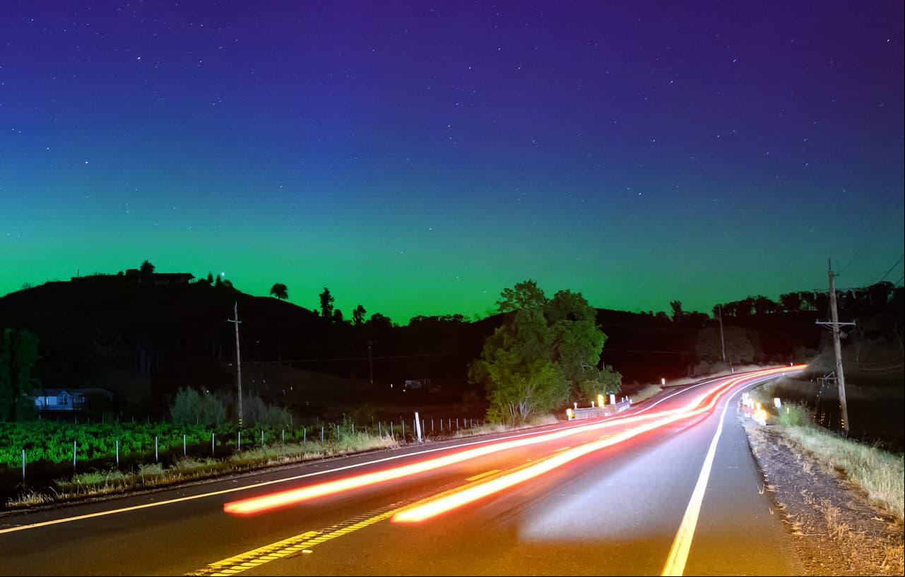 La aurora boreal causada por la tomenta solar vista el 11 de mayo de 2024 en California, Estados Unidos.