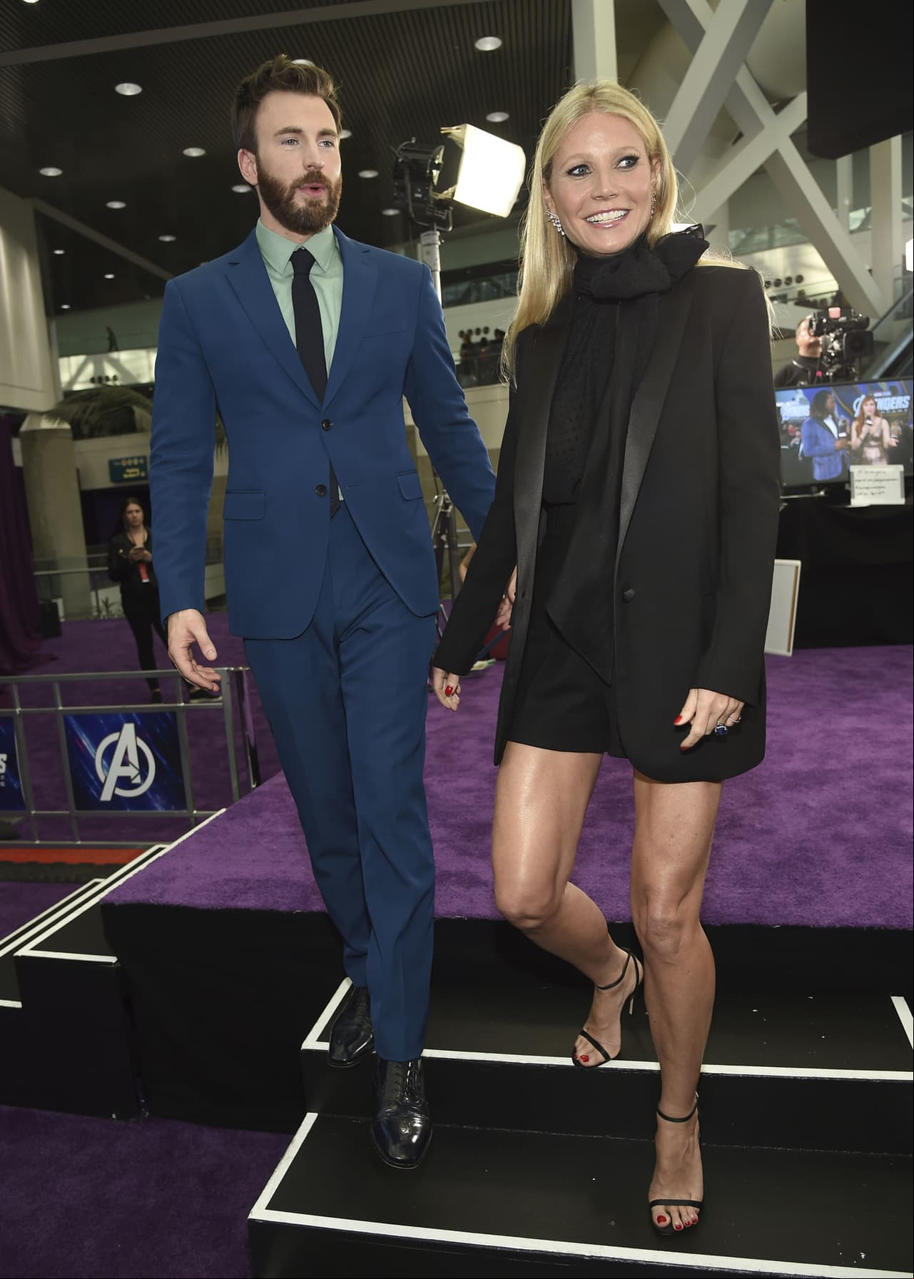 Chris Evans usó un traje azul con una camisa menta, mientras que Gwyneth Paltrow optó por un look completamente negro de G. Label.