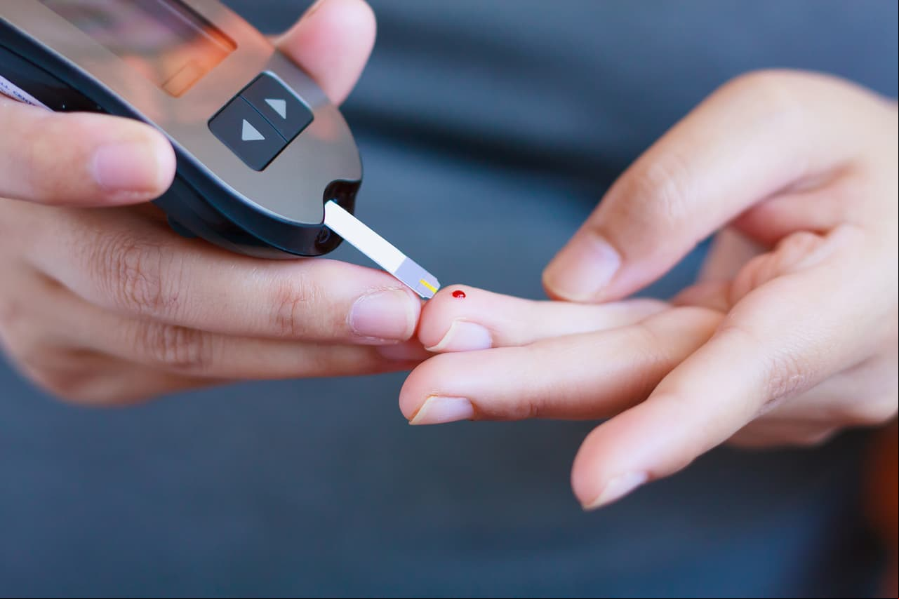 1. Reduce el riesgo de diabetes. Beber de tres a cuatro tazas de café sin azúcar, reduce el 25% de sufrir diabetes tipo 2.